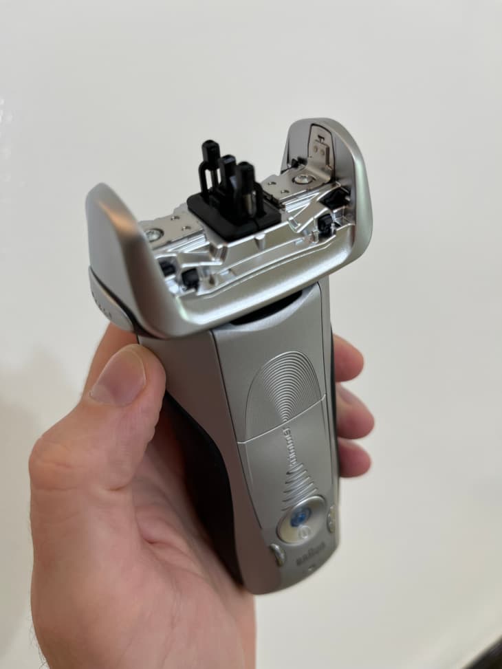 A View Inside the Head of a Top-of-the-Line Foil Shaver
