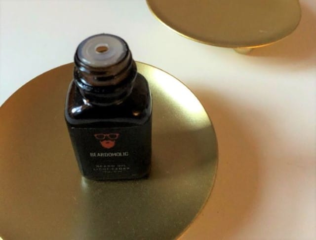 Beardoholic Beard Oil Bottle Top (close-up)